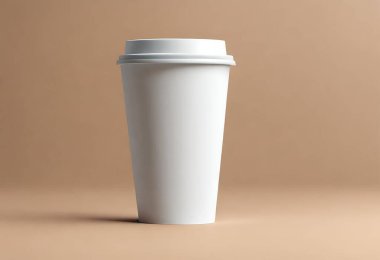 Masanın üzerinde bir fincan kağıt kahve. V16 tasarımı için izole bir arka planı olan kahve kağıdı modeli.