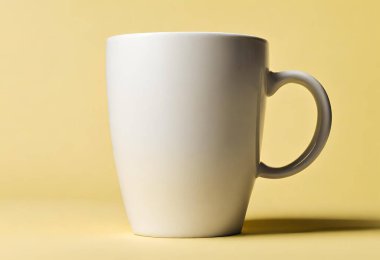 renkli bir arka plan üzerinde kahve fincan