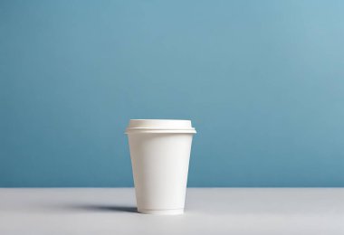 Fotokopi alanı olan mavi masada bir fincan kahve..