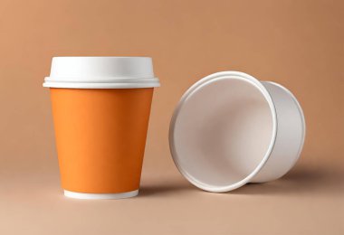 Masanın üzerinde bir fincan kağıt kahve. Kahve kağıdı maketi. Turuncu arkaplanda izole edilmiş, v17