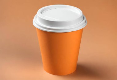 Masanın üzerinde bir fincan kağıt kahve. Kahve kağıdı maketi. turuncu arkaplanda izole edilmiş, v16