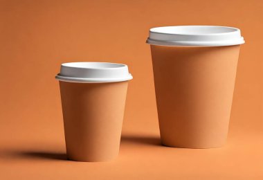 Masanın üzerinde bir fincan kağıt kahve. Kahve kağıdı maketi. turuncu arkaplanda izole edilmiş, v9