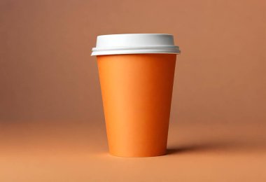Masanın üzerinde bir fincan kağıt kahve. Kahve kağıdı maketi. turuncu arkaplanda izole edilmiş, V8
