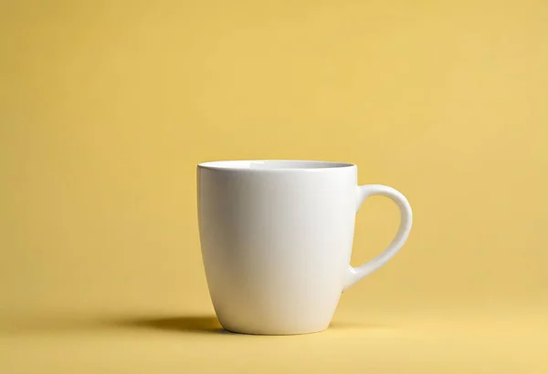 Άδεια Κούπα Καφέ Που Απομονώνεται Κίτρινο Φόντο — Φωτογραφία Αρχείου