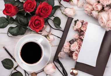 Kahve, akıllı telefon, güller ve dergi, v10