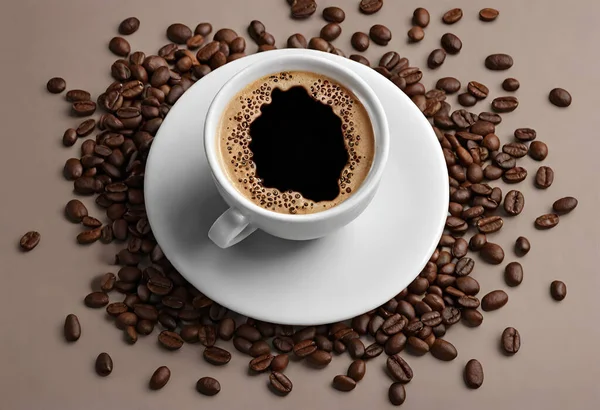 コーヒーカップ 周りのコーヒー種子と — ストック写真