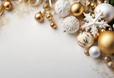 Altın noel süslemeleri ve arka planda köknar dalları, üst manzara. Metin için boşluk