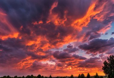 Yazın gün batımı Renkli bulutlarla
