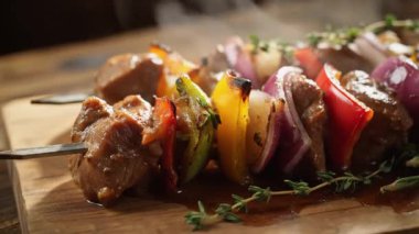 Tahta bir tahtanın üzerinde et ve sebzelerle dolu bir şişe yakın çekim, servis edilmeye ve tadını çıkarmaya hazır.