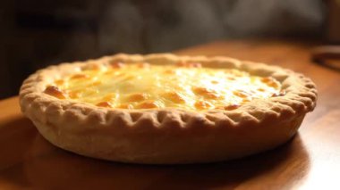 Altın kabuklu lezzetli bir kiş, ahşap bir yüzeyde servis edilmeye hazır..