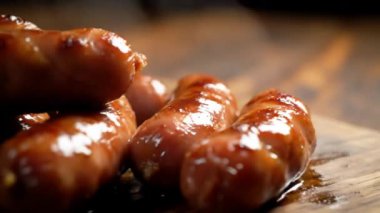 Ahşap bir yüzeye yakın ızgara sosis, barbekü ya da lezzetli bir yemek zamanı için mükemmel..