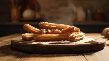 Tahta bir tabakta şekerle tozlanmış lezzetli churros, tatlı bir ikram olarak tadını çıkarmaya hazır. Lezzetli.!