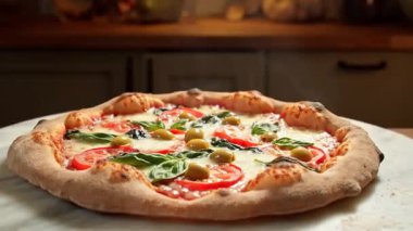 Taze malzemeli lezzetli bir pizza. Fesleğen, domates ve zeytin gibi.