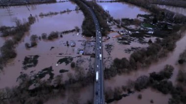 Sel basmış bir arazinin havadan görünüşü, sualtı alanları ve kısmen görünür bir otoyol..