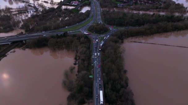 Vista Aérea Una Carretera Inundada Tráfico Rodeada Agua Atardecer — Vídeos de Stock