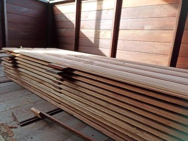 İnşaat alanındaki ahşap tahtalar, yakın plan fotoğraf..