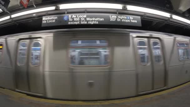 브루클린의 베드포드 스튜어디스언트에 노스랜드 애비뉴 지하철역에서 — 비디오