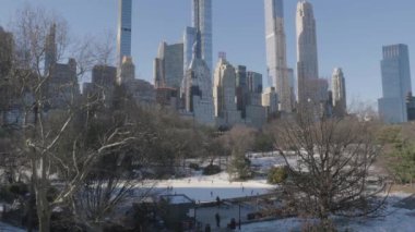 New York 'ta bir kış sabahı mavi gökyüzü ile vuruldu..