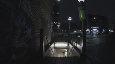 Brooklyn 'deki bir metro girişinin el kamerası görüntüsü.