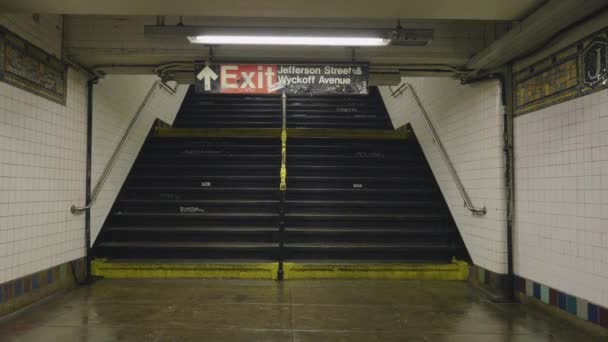 Toma Mano Una Estación Metro Vacía — Vídeos de Stock