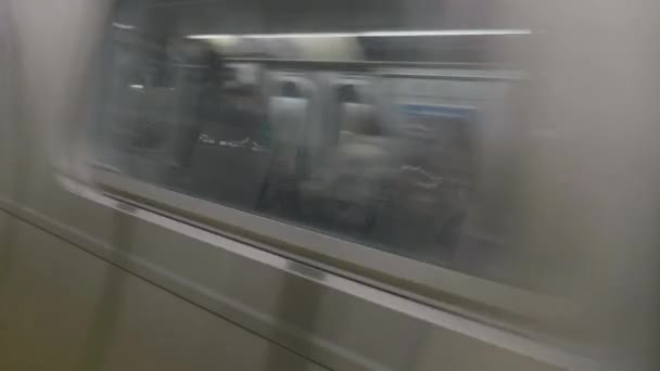 Close Van Een Metro Die Het Station Aankomt — Stockvideo