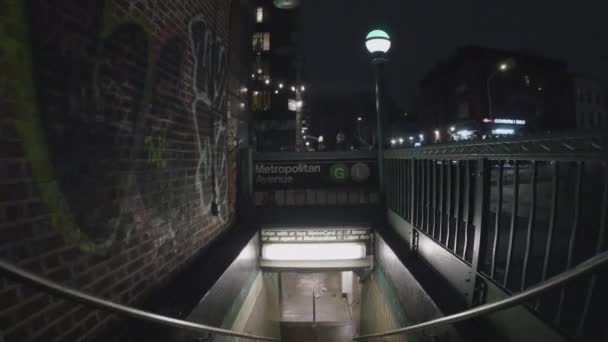 ブルックリンの地下鉄駅入口のハンドヘルドショット — ストック動画