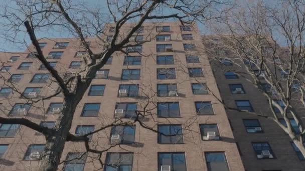 Toma Mano Edificio Apartamentos Indescriptible Brooklyn Nueva York Disparo Una — Vídeo de stock