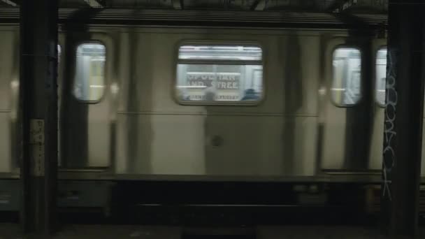 อของรถไฟ ออกจากป Metropolitan Lorimer ในบร — วีดีโอสต็อก