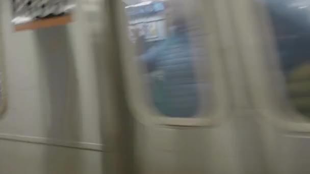 New York Taki Istasyona Ulaşan Bir Metro Treninin Kamerası Görüntüsü — Stok video