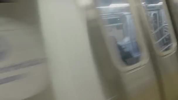 지나가는 뉴욕시 지하철 열차의 클로즈업 — 비디오