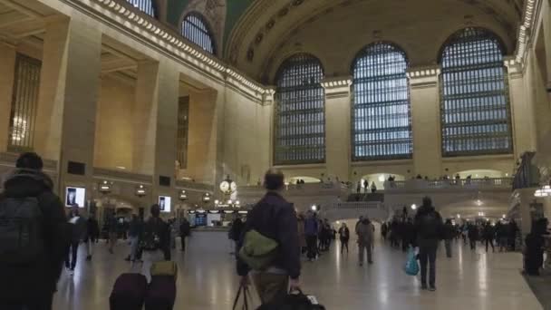 Handhållen Bild Oigenkännliga Pendlare New York Citys Grand Central Station — Stockvideo