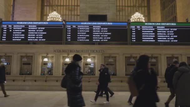 在大中央车站的离港板旁边手握不认识的人的照片 — 图库视频影像