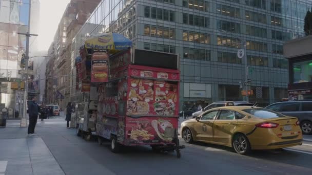 Handheld Shot Halal Truck Early New York City Morning — Stock Video