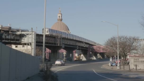 冬の朝 ウィリアムズバーグを通過する地下鉄のハンドヘルドショット — ストック動画