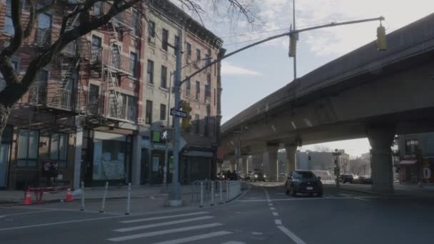 Ręczne Ujęcie Ruchu Przejeżdżającego Przez Williamsburg Brooklyn Zimowy Poranek — Wideo stockowe