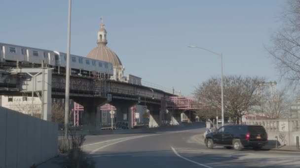 Στιγμιότυπο Ενός Μετρό Πάνω Από Έδαφος Που Διέρχεται Από Williamsburg — Αρχείο Βίντεο