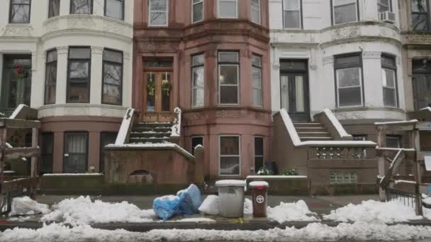 Handhållen Bild Brooklyn Stoops Snön — Stockvideo