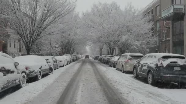 ニューヨーク州ブルックリンで覆われた雪のハンドヘルドショット — ストック動画