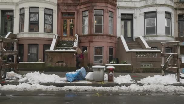 Портативный Снимок Пешеходов Идущих Снегу Бруклине — стоковое видео