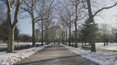 Kış boyunca Flushing Meadows Park 'ın el kamerasıyla çekilmiş görüntüleri. Queens, New York 'ta çekildi..
