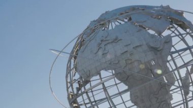 Flushing Meadows Parkı 'ndaki Unisphere' in el kamerasıyla çekilmiş fotoğrafı. Queens, New York 'ta bir kış günü çekildi..