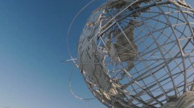 Flushing Meadows Unisphere 'in el kamerasıyla çekimi. Queens, New York 'ta çekildi. Arkasında açık bir gökyüzü vardı..