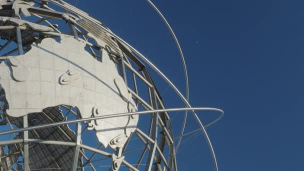 Pengambilan Gambar Dari Flushing Meadows Unisphere Pada Hari Yang Cerah — Stok Video
