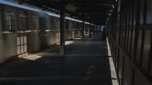 冬の朝 空の地下鉄プラットフォームのハンドヘルドショット ニューヨーク州クイーンズで撮影 — ストック動画