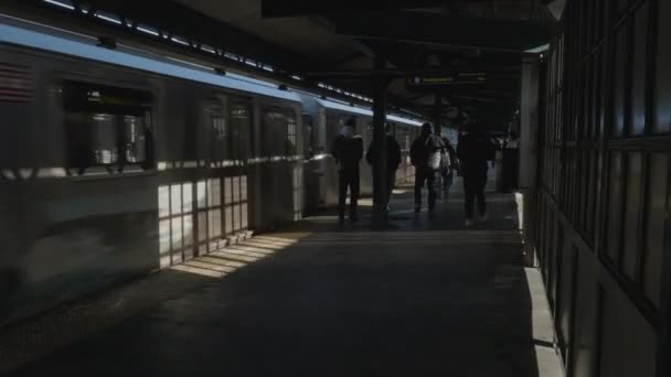Håndholdt Skud Metroen Passerer Gennem Queens New York City Løbet – Stock-video