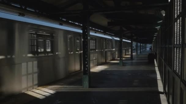 Toma Mano Tren Que Llega Una Estación Metro Vacía Queens — Vídeo de stock