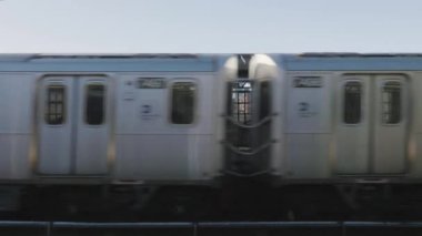 Kış boyunca Queens, New York 'tan geçen metronun el kamerasıyla çekilmiş görüntüleri..