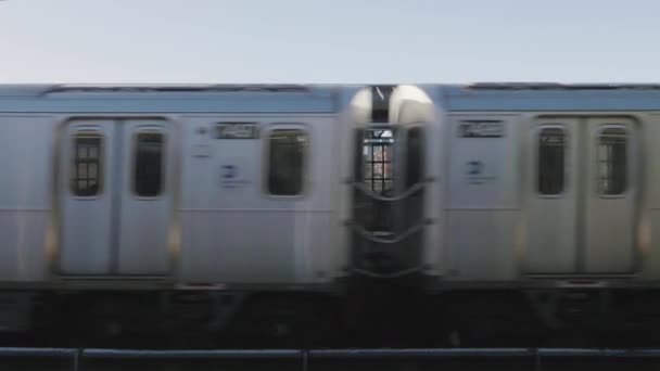 冬の間 ニューヨーク市クイーンズを通過する地下鉄のハンドヘルドショット — ストック動画