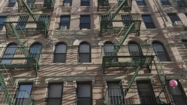 外観はニューヨーク市のアパートの建物を見下ろした マンハッタンズローワーイーストサイドでの撮影 — ストック動画