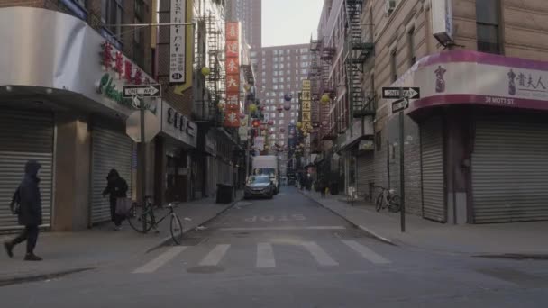Ręczne Ujęcie Bocznej Ulicy Chinatown Nowym Jorku — Wideo stockowe